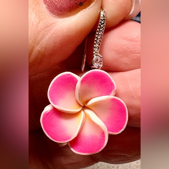 2/22 Hawaiian flower Pink and White polymer clay Earrings - Picture 3 of 9